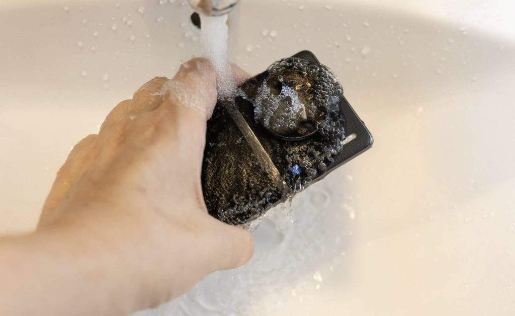 2026 高性能設備 IP68 防水認證實測：水龍頭沖洗情境展示，拆解防護極限與保固風險