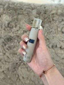LANA 皮革質感霧化主機灰色款手持展示與細膩紋理實拍