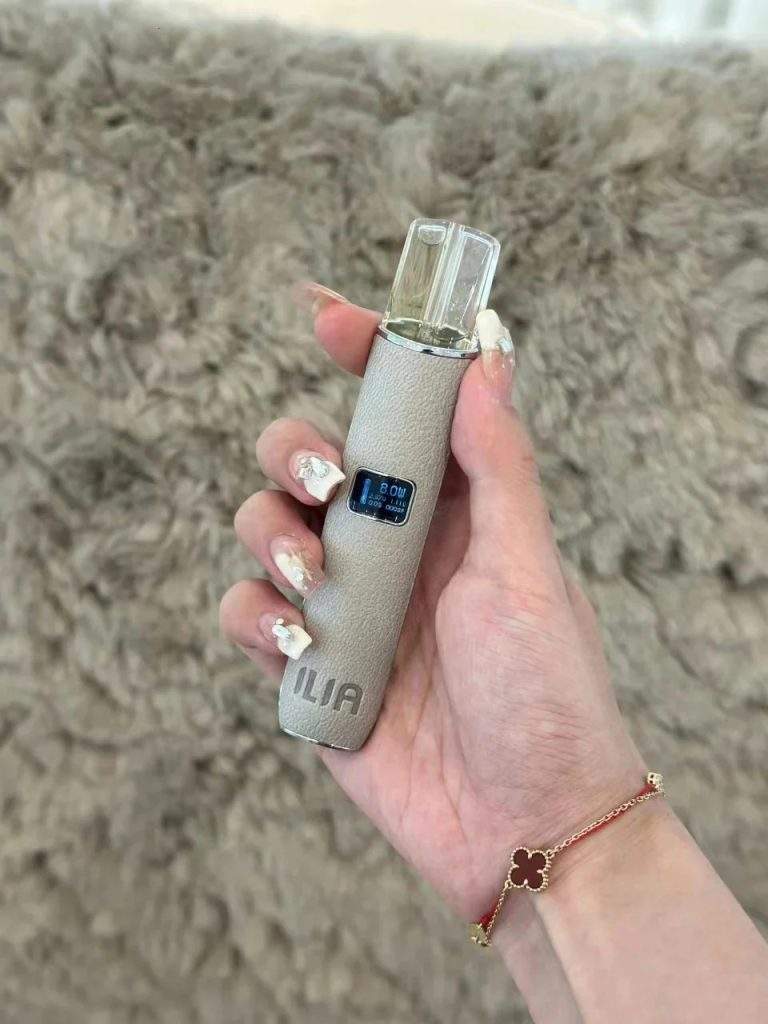 LANA 皮革質感霧化主機灰色款手持展示與細膩紋理實拍